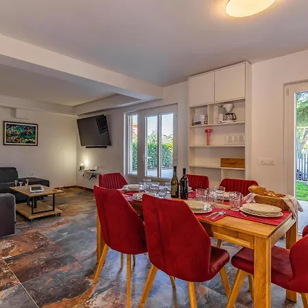 Beautiful In Madulin With Kitchen Apartment *
