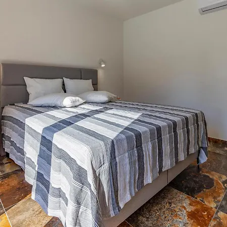 Beautiful In Madulin With Kitchen Apartment